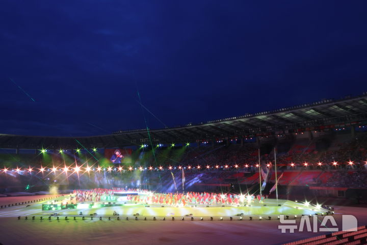 [나고야=뉴시스] 황준선 기자 = 19일 오후(현지 시간) 일본 아이치현 나고야시 미즈호 공원 육상경기장에서 열린 2026 아이치·나고야 아시안게임 개회식에서 'Welcome AICHI NAGOYA, 공간의 각성과 공명하는 Heart Beat'를 주제로 공연이 펼쳐지고 있다. 2026.09.19. hwang@newsis.com