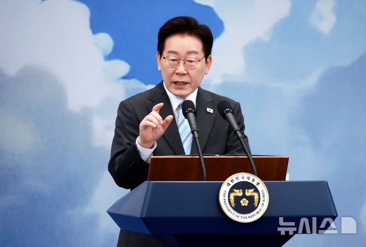 [서울=뉴시스] 조성봉 기자 = 이재명 대통령이 19일 청와대에서 열린 2026 청년의 날 기념식에서 기념사를 하고 있다. 2026.09.19. suncho21@newsis.com