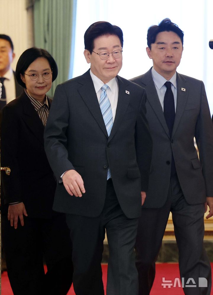 [서울=뉴시스] 조성봉 기자 = 이재명 대통령이 19일 청와대에서 열린 2026 청년의 날 기념식에 입장하고 있다. 왼쪽부터 한성숙 국무총리, 이 대통령, 강훈식 비서실장. 2026.09.19. suncho21@newsis.com