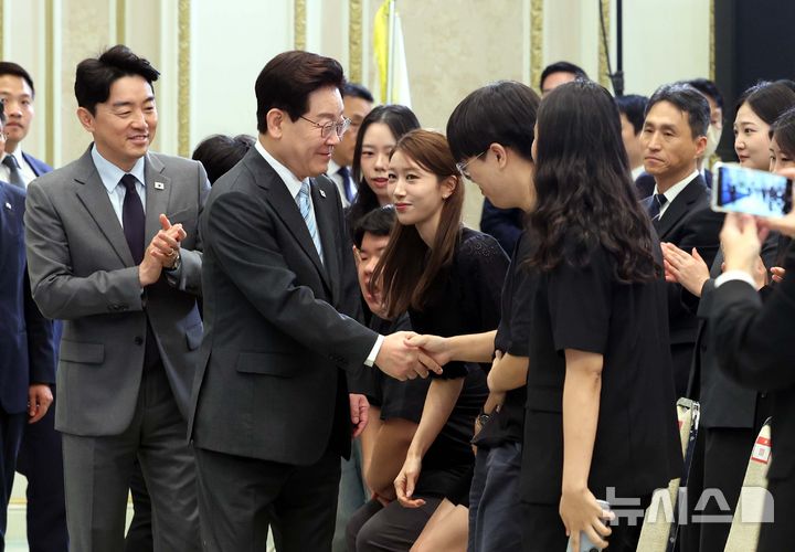 [서울=뉴시스] 조성봉 기자 = 이재명 대통령이 19일 청와대에서 열린 2026 청년의 날 기념식에 입장하며 참석자들과 악수를 하고 있다. 2026.09.19. suncho21@newsis.com