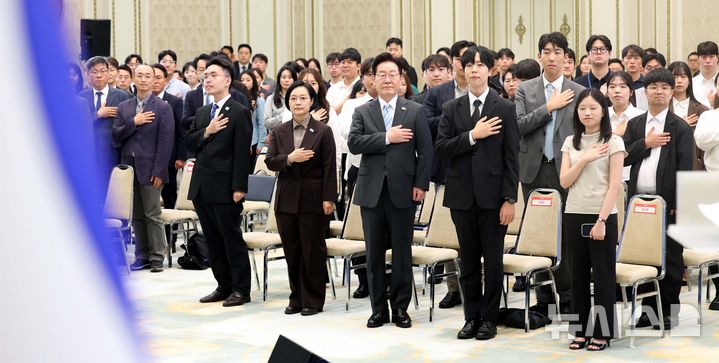 [서울=뉴시스] 조성봉 기자 = 이재명 대통령이 19일 청와대에서 열린 2026 청년의 날 기념식에서 국민의례를 하고 있다. 2026.09.19. suncho21@newsis.com
