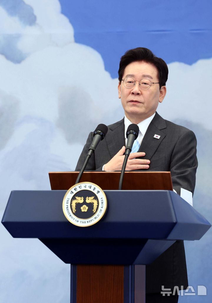 [서울=뉴시스] 조성봉 기자 = 이재명 대통령이 19일 청와대에서 열린 2026 청년의 날 기념식에서 기념사를 하고 있다. 2026.09.19. suncho21@newsis.com