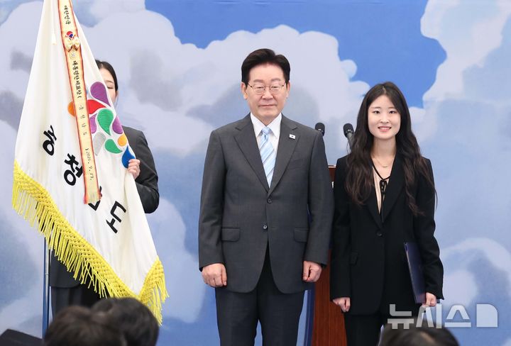 [서울=뉴시스] 조성봉 기자 = 이재명 대통령이 19일 청와대에서 열린 2026 청년의 날 기념식에서 충청남도 청년정책과 박은지 주무관에게 대통령 단체표창을 수여한 후 기념촬영을 하고 있다. 2026.09.19. suncho21@newsis.com