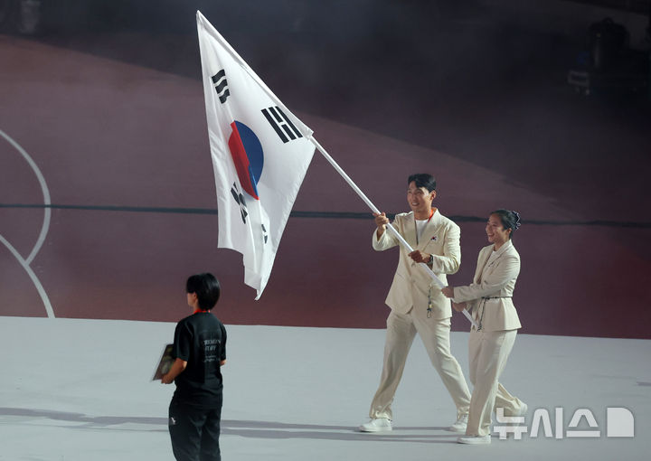 [나고야=뉴시스] 이영환 기자 = 19일 오후(현지 시간) 일본 아이치현 나고야시 미즈호 공원 육상경기장에서 열린 2026 아이치·나고야 아시안게임 개회식에서 한국 선수단 공동 기수인 탁구 신유빈과 조정 김동용을 비롯한 선수단이 입장하고 있다. 2026.09.19. 20hwan@newsis.com