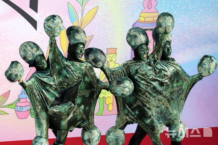 [서울=뉴시스] 고승민 기자 = 19일 서울 국립중앙박물관에서 열린 2026 국중박 분장놀이에서 '청동 방울'을 표현한 참가자들이 장기를 뽐내고 있다. 2026.09.19. kkssmm99@newsis.com