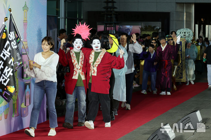 [서울=뉴시스] 고승민 기자 = 19일 서울 국립중앙박물관에서 열린 2026 국중박 분장놀이에서 모든 참가자들이 무대 인사를 하고 있다. 2026.09.19. kkssmm99@newsis.com