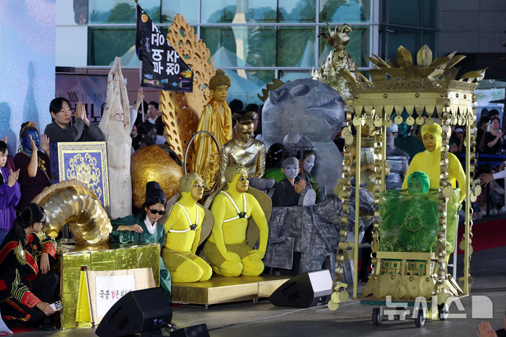 [서울=뉴시스] 고승민 기자 = 19일 서울 국립중앙박물관에서 열린 2026 국중박 분장놀이에서 모든 참가자들이 무대 인사를 하고 있다. 2026.09.19. kkssmm99@newsis.com