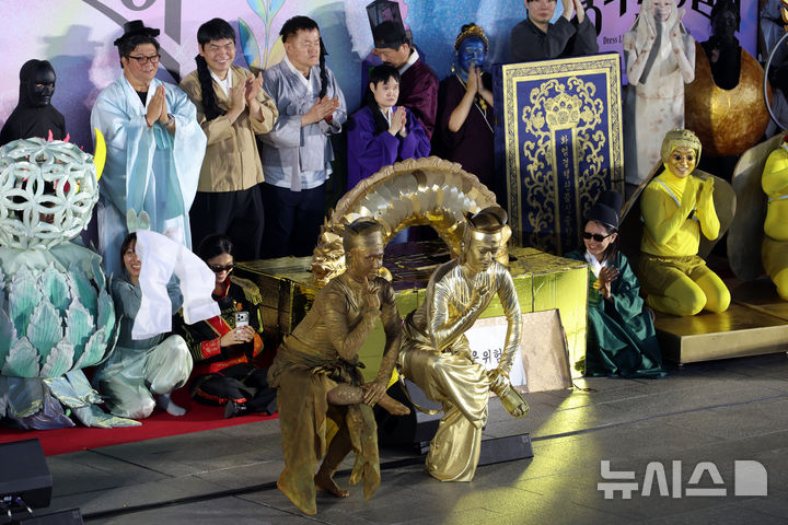[서울=뉴시스] 고승민 기자 = 19일 서울 국립중앙박물관에서 열린 2026 국중박 분장놀이에서 모든 참가자들이 무대인사를 하고 있다. 2026.09.19. kkssmm99@newsis.com