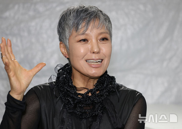 [수원=뉴시스] 김종택 기자 = '맨발의 디바' 이은미가 19일 경기 수원시 광교호수공원 재미난 밭에서 열린 2026 수원재즈페스티벌 공연에 앞서 뉴시스와 인터뷰를 하고 있다. 2026.09.19. jtk@newsis.com