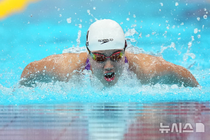 [도쿄=AP/뉴시스] 위쯔디(중국)가 20일 일본 도쿄 아쿠아틱스센터에서 열린 2026 아이치·나고야 아시안게임 여자 접영 200m 결승에서 역영을 펼치고 있다. 2026.09.20