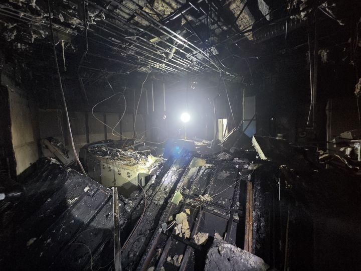 [보령=뉴시스] 지난 19일 오전 8시52분께 충남 보령시 오포면 보령화력발전소 내 한전KPS 사무동에서 불이 나 소방대원이 진화를 마치고 현장에서 화재 원인을 조사하고 있다. (사진=보령소방서 제공) 2026.09.20. photo@newsis.com *재판매 및 DB 금지