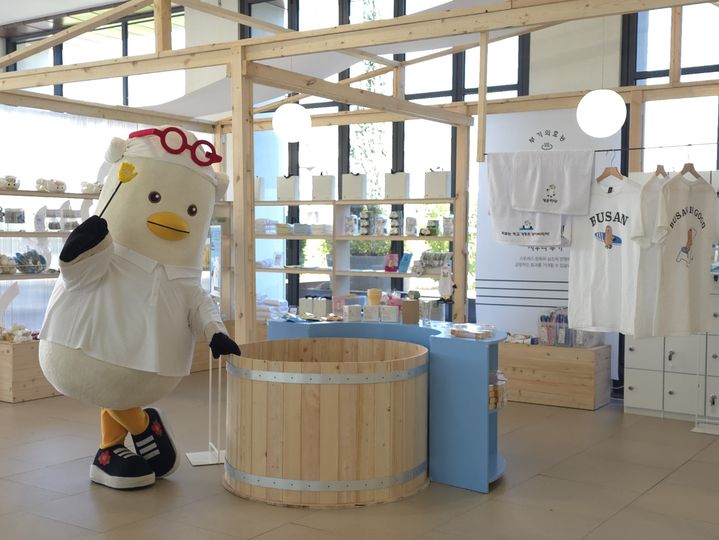 [부산=뉴시스] 부산시는 시 소통 캐릭터 '부기'를 활용한 부기사우나 팝업스토어를 현대프리미엄아울렛 김포점(27일까지)과 송도점(10월2~10일)에서 운영한다고 20일 밝혔다. (사진=부산시 제공) 2026.09.20. photo@newsis.com *재판매 및 DB 금지