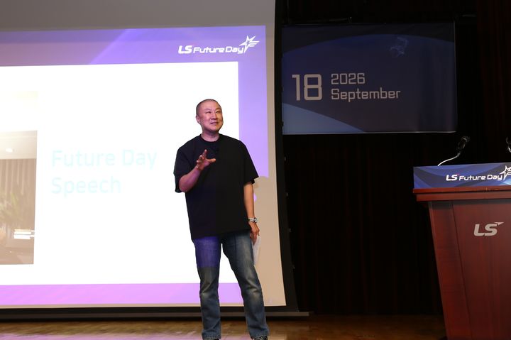 [서울=뉴시스] 구자은 LS그룹 회장이 18일 안양 LS타워에서 열린 '제5회 LS 퓨처데이'에서 격려사를 하고 있다. (사진=LS그룹 제공). 2026.09.20. photo@newsis.com *재판매 및 DB 금지