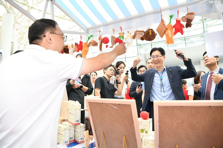 [안동=뉴시스] 황명석 경북도 행정부지사가 지난 17일 '예경인상(豫慶印象)' 테마 마켓을 방문해 경북과의 교류협력 현장을 확인하고 있다. (사진=경북도 제공) 2026.09.20. photo@newsis.com *재판매 및 DB 금지