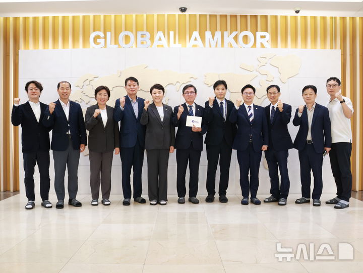 [전남광주=뉴시스] 지난 18일 안도걸 더불어민주당 전남광주시당위원장(전남광주 동구남구을)과 지역 국회의원, 지역 관계기관이 앰코테크놀로지코리아 광주사업장의 대규모 증설과 관련해 제기된 기업 현안을 점검하고, 투자와 지역경제 성장이 차질 없이 이어질 수 있도록 후속 대응에 나섰다. (사진=한국광융합산업진흥회 제공) 2026.09.20. photo@newsis.com