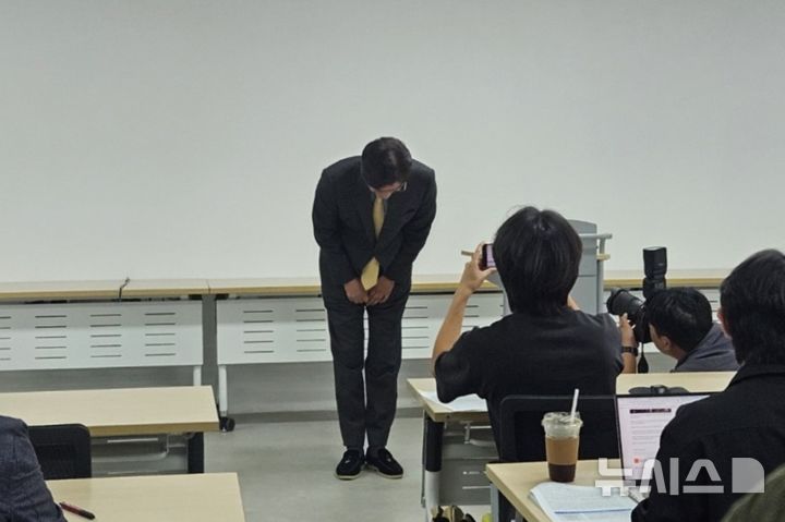 [인천=뉴시스] 이루비 기자 = 20일 오전 인천 서해구 신현원창동 제2청사에서 열린 기자회견에서 정종철 쿠팡풀필먼트서비스(CFS) 대표가 석남동 물류센터 화재와 관련해 사과하고 있다. 이날 CFS는 지난 7월 화재가 발생한 석남동 물류센터 인근 주민 약 2만8000명에게 생활지원금과 피해회복지원금 등을 추가 지원한다고 밝혔다. 2026.09.20. ruby@newsis.com