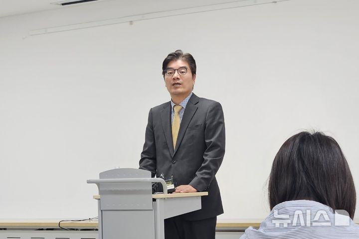 [인천=뉴시스] 이루비 기자 = 20일 오전 인천 서해구 신현원창동 제2청사에서 열린 기자회견에서 정종철 쿠팡풀필먼트서비스(CFS) 대표가 석남동 물류센터 화재 관련 추가 보상 방안을 설명하고 있다. 이날 CFS는 지난 7월 화재가 발생한 석남동 물류센터 인근 주민 약 2만8000명에게 생활지원금과 피해회복지원금 등을 추가 지원한다고 밝혔다. 2026.09.20. ruby@newsis.com
