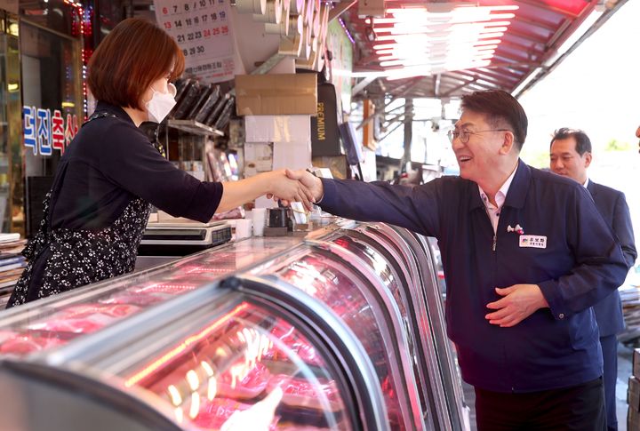 [서울=뉴시스] 유보화 성동구청장이 지난 17일 추석을 앞두고 마장축산물시장을 방문해 상인과 악수하며 인사를 나누고 있다. (사진=성동구 제공) 2026.09.17. photo@newsis.com *재판매 및 DB 금지