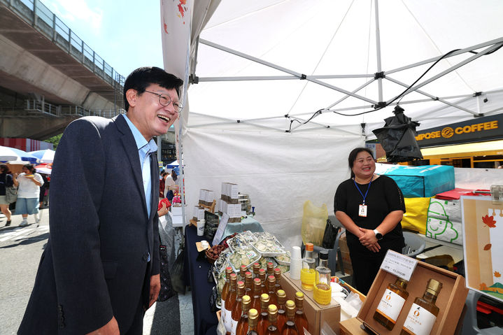 [서울=뉴시스] 박운기 서대문구청장(왼쪽)이 지난 19일 홍제폭포광장에서 열린 '2026년 추석맞이 직거래장터'를 찾아 참여 업체 관계자와 대화하고 있다. (사진=서대문구 제공) 2026.09.19. photo@newsis.com *재판매 및 DB 금지