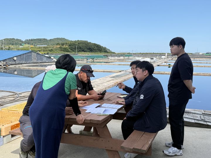 [전남광주=뉴시스] 광주노동청 전남광주 영광군 소재 염전 사업장 점검. (사진=광주노동청 제공) 2026.09.20. photo@newsis.com *재판매 및 DB 금지
