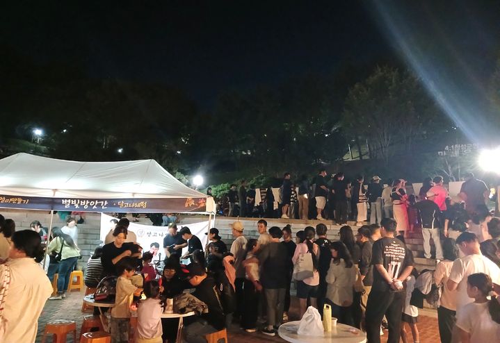 [횡성=뉴시스] 강원 횡성군 삼일공원에서 열린 도심속 야간 관광 '별빛행성'. (사진=횡성군 제공) 2026.09.20. photo@newsis.com *재판매 및 DB 금지