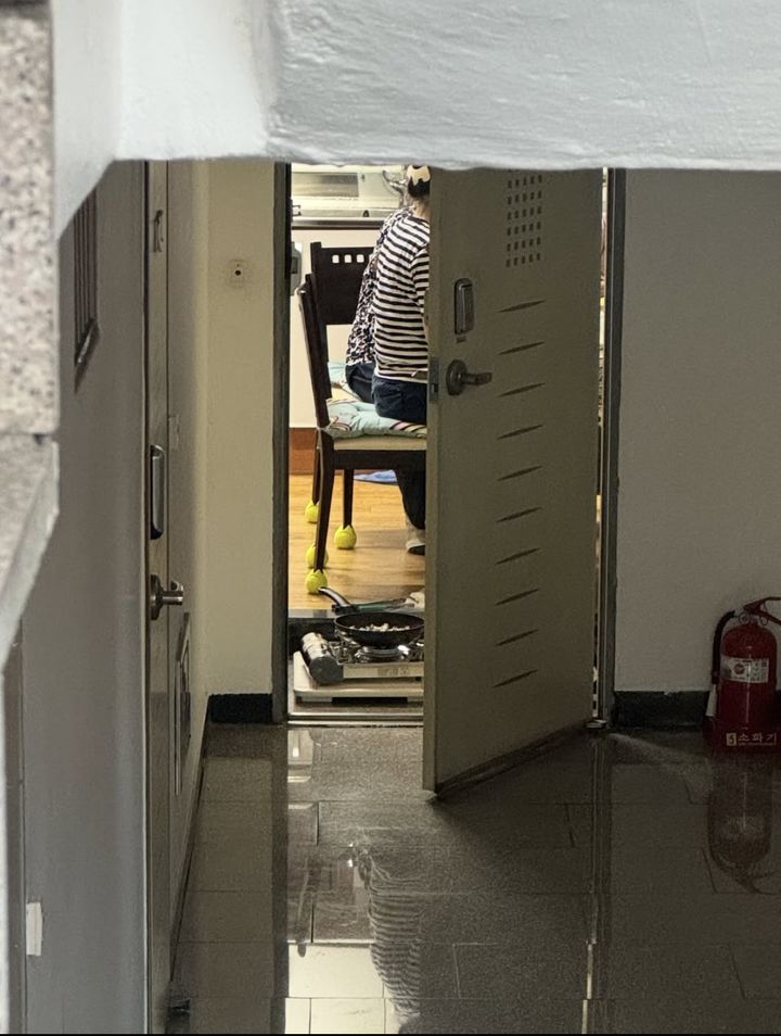 [서울=뉴시스] 원룸 건물 복도에서 생선을 굽는 고령 여성의 모습이 공개됐다. (사진 출처=스레드 캡처)