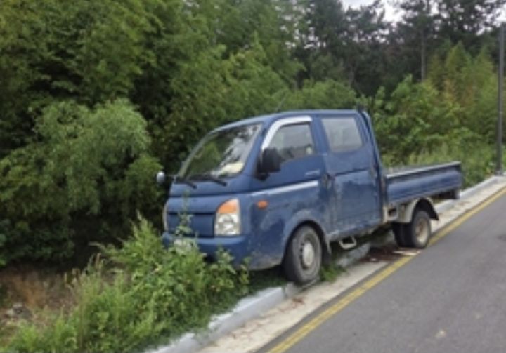 [울산=뉴시스] 19일 오전 8시9분께 울산 중구 다운동의 한 공터에서 예초 작업을 하던 A(70대)씨가 트럭에 깔려 숨지는 사고가 발생했다. (사진=울산소방본부 제공) 2026.09.20. photo@newsis.com *재판매 및 DB 금지