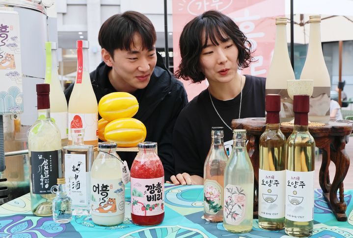 [대구=뉴시스] 롯데아울렛 이시아폴리스점은 지역 농가와 양조장의 판로를 돕기 위해 대구·경북 우리술 페스티벌을 열었다. (사진=롯데백화점 제공) 2026.09.20. photo@newsis.com *재판매 및 DB 금지