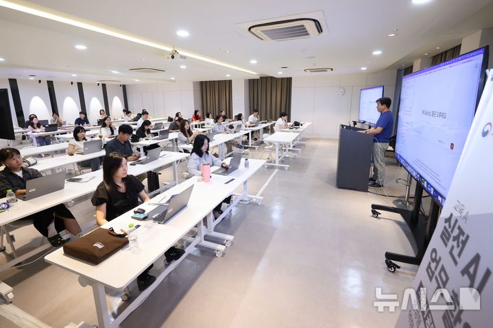 [의왕=뉴시스] 직원들이 '생성형 인공지능(AI) 직무 활용 역량강화 교육'에 참여하고 있다. (사진=의왕시 제공) 2026.09.20. photo@newsis.com