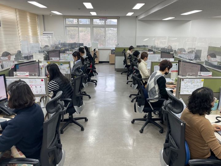 [대구=뉴시스] 대구시 '120달구벌콜센터'에서 상담하는 모습이다. (사진=대구시 제공) 2026.09.20. photo@newsis.com *재판매 및 DB 금지
