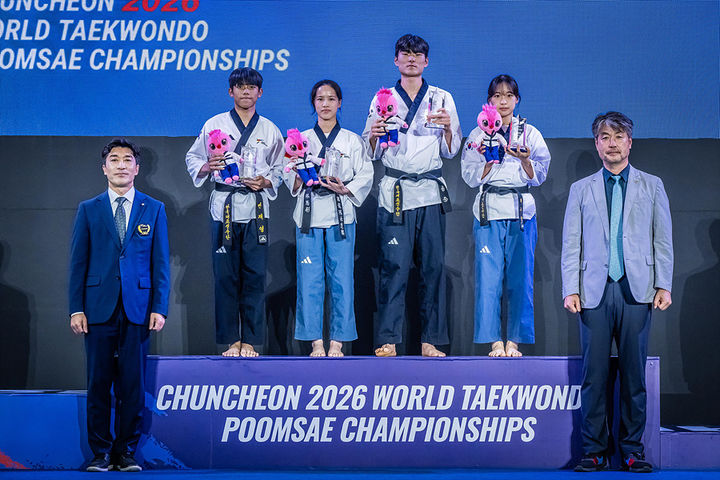 [서울=뉴시스] 2026 세계태권도품새선수권대회에서 최우수선수(MVP)를 수상한 변재영, 린시퉁, 이동준, 이주영. (사진 = 세계태권도연맹 제공) *재판매 및 DB 금지