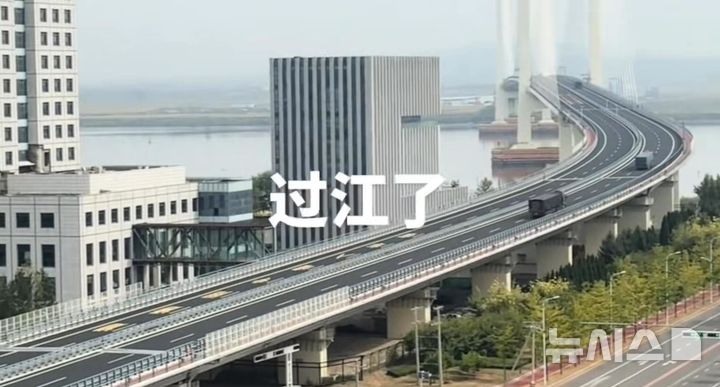 [베이징=뉴시스] 화물트럭들이 신압록강대교 중국 단둥 쪽에서 북한 방향으로 운행하는 것으로 보이는 영상.(사진=중국 위챗 갈무리) 2026.09.20 photo@newsis.com