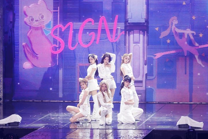 [서울=뉴시스] 이즈나(izna) 첫 번째 콘서트 투어 '2026-2027 이즈나 콘서트 투어: 후 댓 걸?(izna Concert Tour: WHO DAT GIRL?'(이하 'WHO DAT GIRL?)' 현장. (사진 = 웨이크원 제공) 2026.09.20. photo@newsis.com *재판매 및 DB 금지