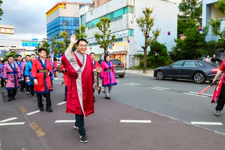 [함안=뉴시스]함안군, 제38회 아라가야문화제 성황리 개최…사진은 아라대왕 행렬에 참석한 차석호 함안군수.(사진=함안군 제공) 2026.09.20.photo@newsis.com *재판매 및 DB 금지