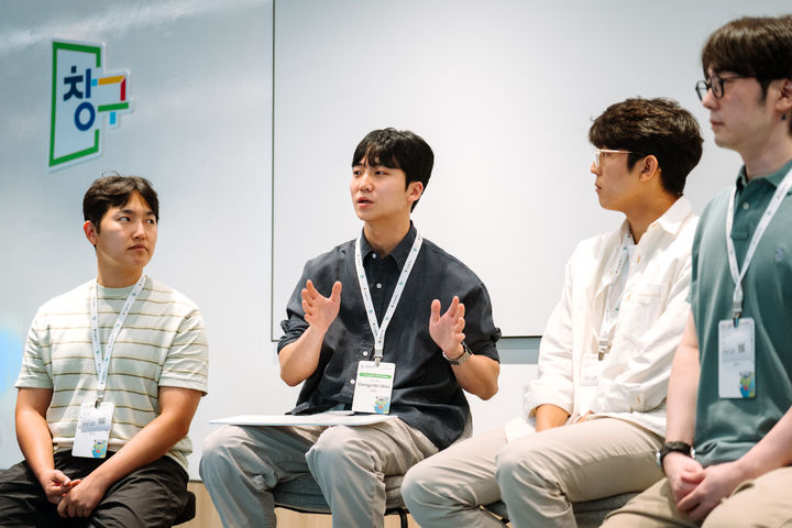 [싱가포르=뉴시스] 지난 18일 구글 싱가포르 사무실에서 '창구 이머전 트립 2026' 프로그램에 참가한 스타트업 대표들이 기자간담회에서 기자단 질문에 답하고 있다. (왼쪽부터) 정규민 데브언리밋 대표, 신동민 아뮤즈8 대표, 배수혁 팀리미티드 대표, 유성오 너티코드 대표. 2026.09.21. (사진=구글 제공)