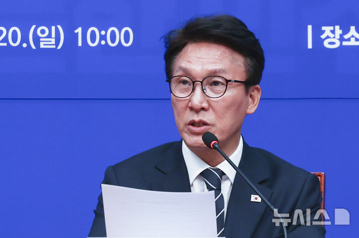 [서울=뉴시스] 김근수 기자 = 김민석 더불어민주당 대표가 20일 오전 서울 여의도 국회에서 열린 개헌추진단 출범 기자 간담회에서 인사말을 하고 있다. 2026.09.20. ks@newsis.com