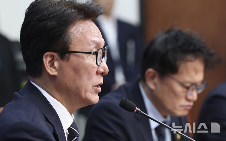 [서울=뉴시스] 김근수 기자 = 김민석 더불어민주당 대표가 20일 오전 서울 여의도 국회에서 열린 개헌추진단 출범 기자 간담회에서 인사말을 하고 있다. 2026.09.20. ks@newsis.com