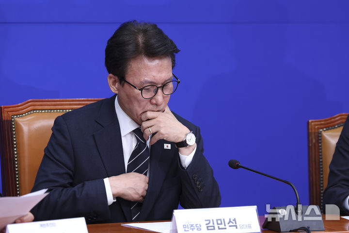 [서울=뉴시스] 김근수 기자 = 김민석 더불어민주당 대표가 20일 오전 서울 여의도 국회에서 열린 개헌추진단 출범 기자 간담회에서 잠시 생각에 잠겨있다. 2026.09.20. ks@newsis.com