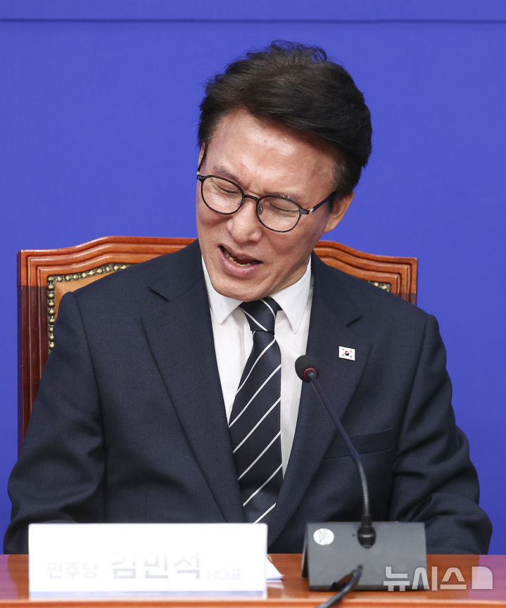 [서울=뉴시스] 김근수 기자 = 김민석 더불어민주당 대표가 20일 오전 서울 여의도 국회에서 열린 개헌추진단 출범 기자 간담회에서 얼굴을 찌푸리고 있다. 2026.09.20. ks@newsis.com