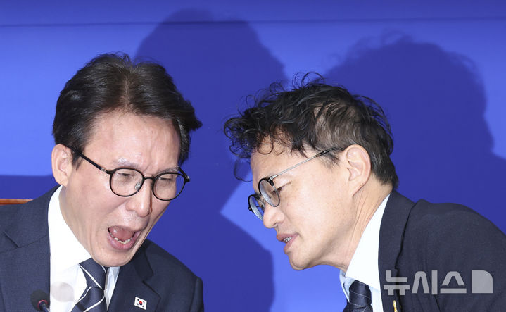 [서울=뉴시스] 김근수 기자 = 김민석 더불어민주당 대표와 박주민 개헌추진단 수석 부단장이 20일 오전 서울 여의도 국회에서 열린 개헌추진단 출범 기자 간담회에서 이야기를 나누고 있다. 2026.09.20. ks@newsis.com