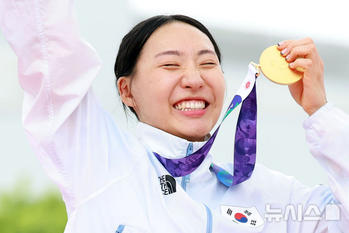[안조=뉴시스] 이영환 기자 = 20일 오후(현지 시간) 일본 아이치현 안조시 안조스포츠파크에서 열린 2026 아이치·나고야 아시안게임 근대5종 여자 개인 결승 시상식에서 금메달을 획득한 한국 성승민이 기뻐하고 있다. 2026.09.20. 20hwan@newsis.com