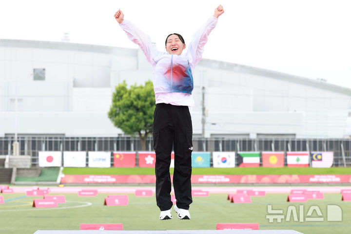 [안조=뉴시스] 이영환 기자 = 20일 오후(현지 시간) 일본 아이치현 안조시 안조스포츠파크에서 열린 2026 아이치·나고야 아시안게임 근대5종 여자 개인 결승 시상식에서 금메달을 획득한 한국 성승민이 기뻐하고 있다. 2026.09.20. 20hwan@newsis.com