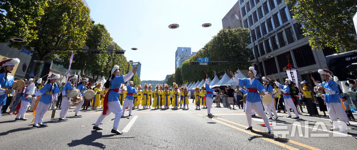 [서울=뉴시스] 홍효식 기자 = 2026 서리풀뮤직페스티벌 둘째 날인 20일 서울 서초구 반포대로 일대에서 언남초등학교 학생들로 구성된 전통예술 상설 동아리 '언남전통예술단'이 취타대 퍼레이드 도중 공연을 하고 있다. 2026.09.20. yesphoto@newsis.com