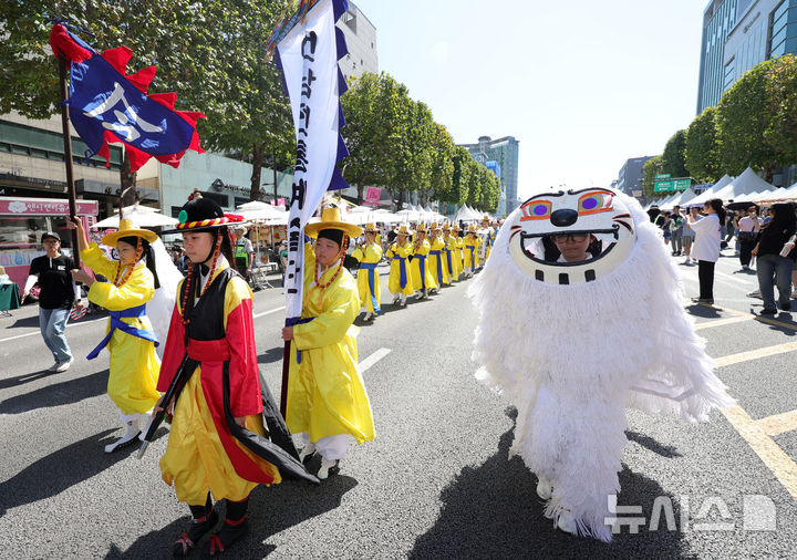 [서울=뉴시스] 홍효식 기자 = 2026 서리풀뮤직페스티벌 둘째 날인 20일 서울 서초구 반포대로 일대에서 언남초등학교 학생들로 구성된 전통예술 상설 동아리 '언남전통예술단'이 취타대 퍼레이드를 하고 있다. 2026.09.20. yesphoto@newsis.com