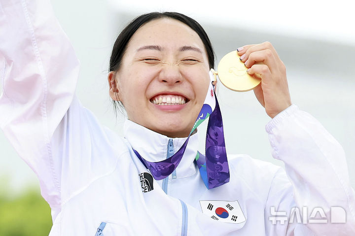 [안조(일본)=뉴시스] 이영환 기자 = 20일 오후(현지 시간) 일본 아이치현 안조시 안조스포츠파크에서 열린 2026 아이치·나고야 아시안게임 근대5종 여자 개인 결승 시상식에서 금메달을 획득한 한국 성승민이 기뻐하고 있다. 2026.09.20. 20hwan@newsis.com