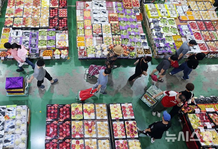  [부산=뉴시스] 하경민 기자 = 추석 연휴를 나흘 앞둔 20일 부산 해운대구 반여농산물도매시장에서 시민들이 선물 및 제수용 과일을 구입하고 있다. 2026.09.20. yulnetphoto@newsis.com