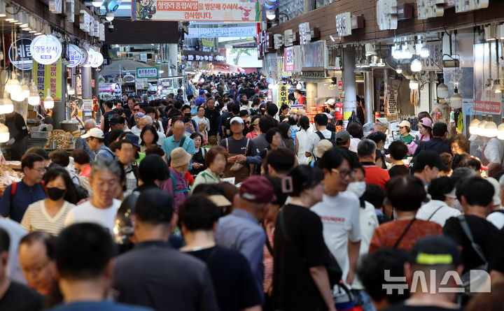 [서울=뉴시스] 조성우 기자 = 추석 연휴를 앞둔 20일 서울 동대문구 경동시장이 장을 보러 온 시민들로 붐비고 있다. 2026.09.20. xconfind@newsis.com