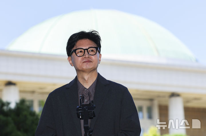 [서울=뉴시스] 김근수 기자 = 한동훈 무소속 의원이 20일 오후 서울 여의도 국회 의원회관 앞에서 김승원 법무부 장관 후보자 낙마에 대한 더불어민주당의 입장과 관련해 백브리핑을 하고 있다. 2026.09.20. ks@newsis.com