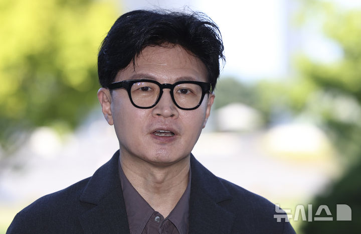 [서울=뉴시스] 김근수 기자 = 한동훈 무소속 의원이 20일 오후 서울 여의도 국회 의원회관 앞에서 김승원 법무부 장관 후보자 낙마에 대한 더불어민주당의 입장과 관련해 백브리핑을 하고 있다. 2026.09.20. ks@newsis.com