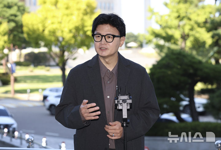 [서울=뉴시스] 김근수 기자 = 한동훈 무소속 의원이 20일 오후 서울 여의도 국회 의원회관 앞에서 김승원 법무부 장관 후보자 낙마에 대한 더불어민주당의 입장과 관련해 백브리핑을 하고 있다. 2026.09.20. ks@newsis.com